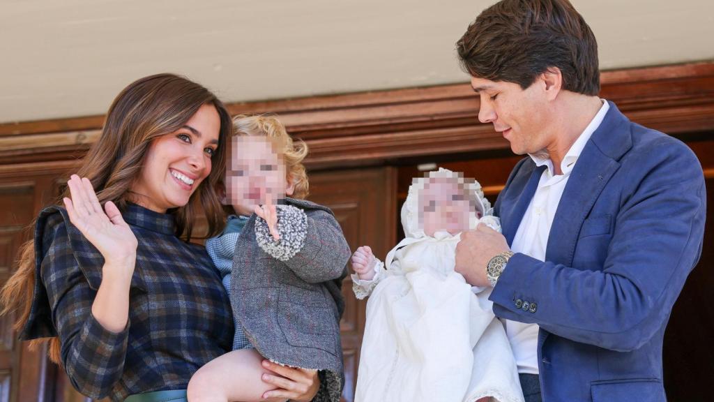 María Pombo junto a Pablo Castellano y sus hijos en el bautizo de Vega.