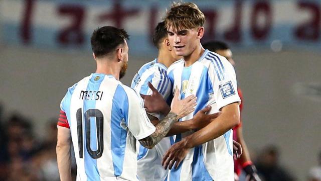 Nico Paz celebra un gol de Messi con la selección argentina.