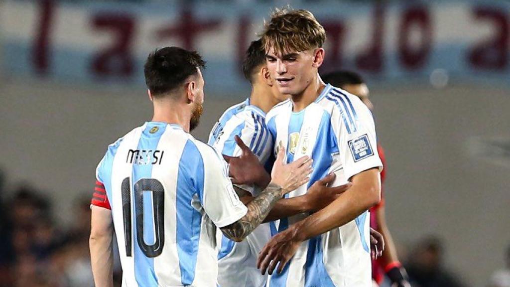 Nico Paz celebra un gol de Messi con la selección argentina.