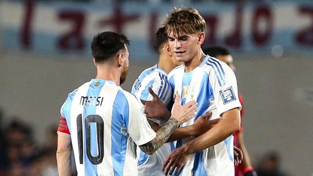 Nico Paz celebra un gol de Messi con la selección argentina.