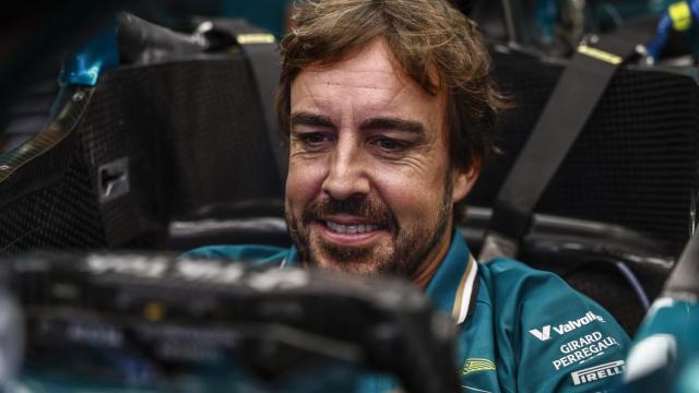 Fernando Alonso dentro del AMR24 realizando pruebas antes del GP de Azerbaiyán