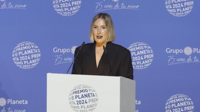 La escritora Beatriz Serrano, finalista del Premio Planeta con la novela 'Fuego en la garganta', durante el acto celebrado este martes en Barcelona. EFE/Andreu Dalmau