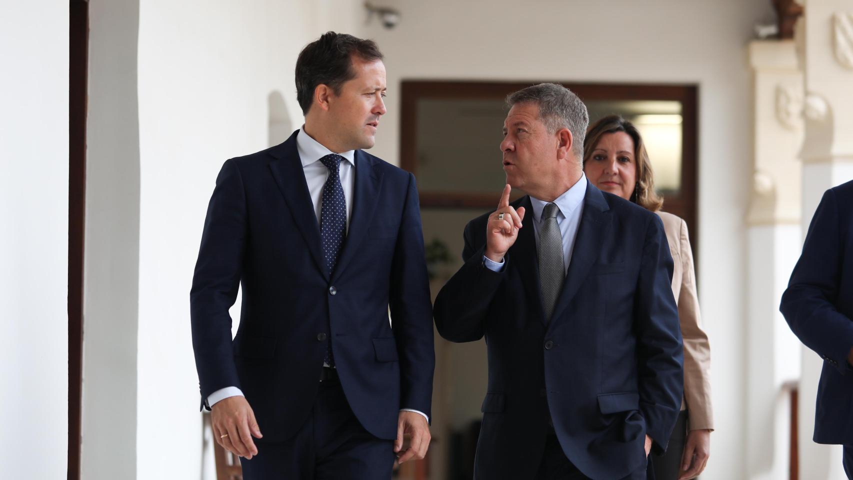 Carlos Velázquez (i) y Emiliano García-Page (d), este miércoles en el Palacio de Fuensalida.