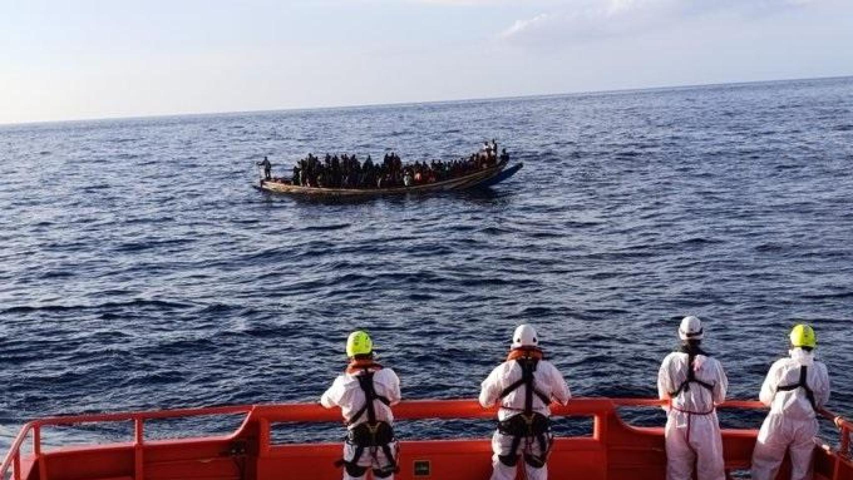 A bordo del cayuco viajaba una familia afgana completa con 10 personas.