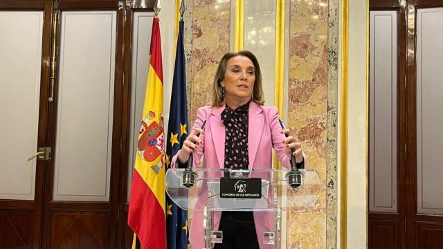 Cuca Gamarra, secretaria general del PP, en el atril de la sala escritorio del Congreso de los Diputados.