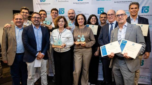 Profesionales y directivos de Vithas posan con sus galardones en la sexta edición de los premios BSH.