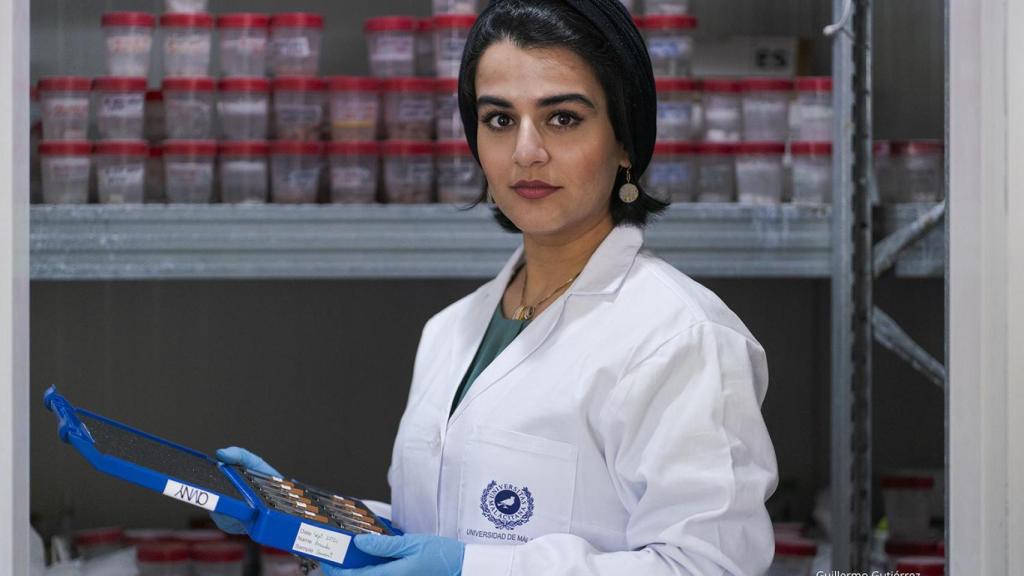 La joven científica Shiva Shirani, investigadora postdoctoral en ciencia de materiales e imágenes de rayos X de la Facultad de Ciencias de la UMA.