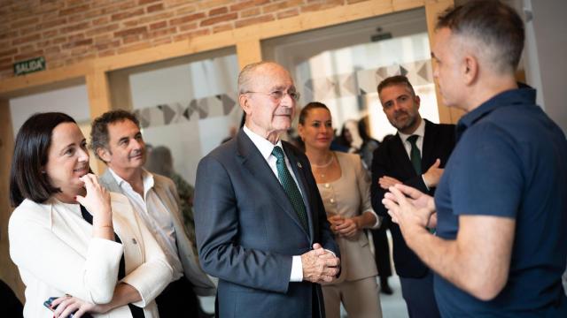 Francisco de la Torre, junto a varios concejales, en la inauguración de este centro.