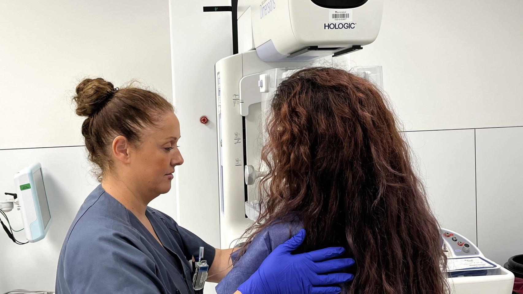 Una mujer haciéndose una mamografía en QuirónSalud.