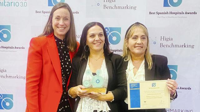 La Dra. Isabel Blanco, jefa del servicio de Obstetricia y Ginecología, Patricia Barquero, técnico en documentación sanitaria y la Dra. Adelaida Sánchez, jefa del servicio de Pediatría.