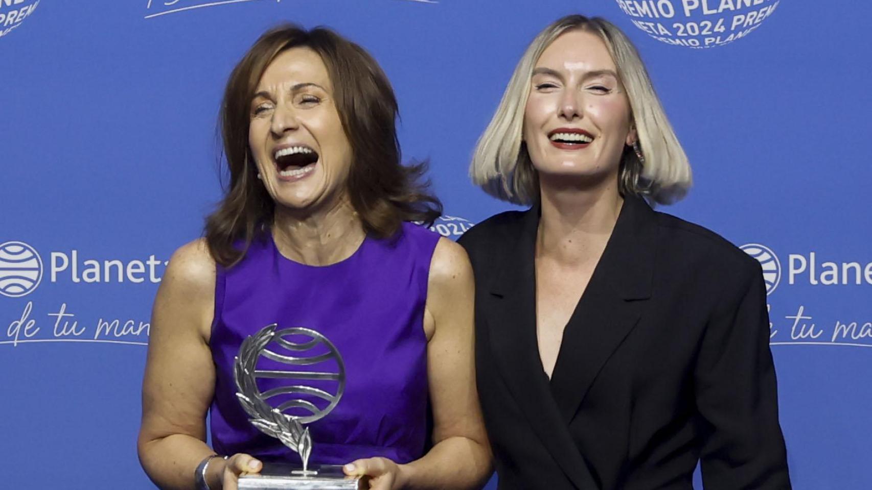 La ganadora, Paloma Sánchez-Garnica, posa junto a la finalista, Beatriz Serrano.