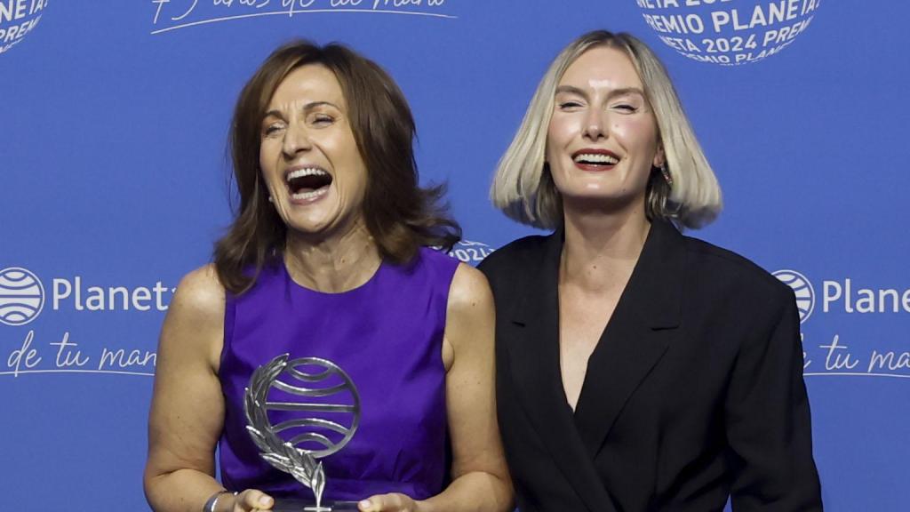 La ganadora, Paloma Sánchez-Garnica, posa junto a la finalista, Beatriz Serrano.