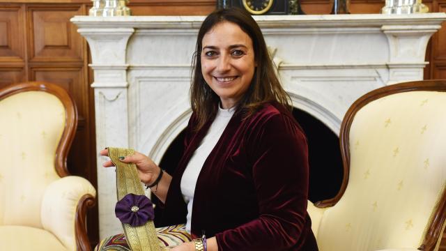 La alcaldesa de Palencia, Miriam Andrés, con la banda dorada de la mujer palentina.