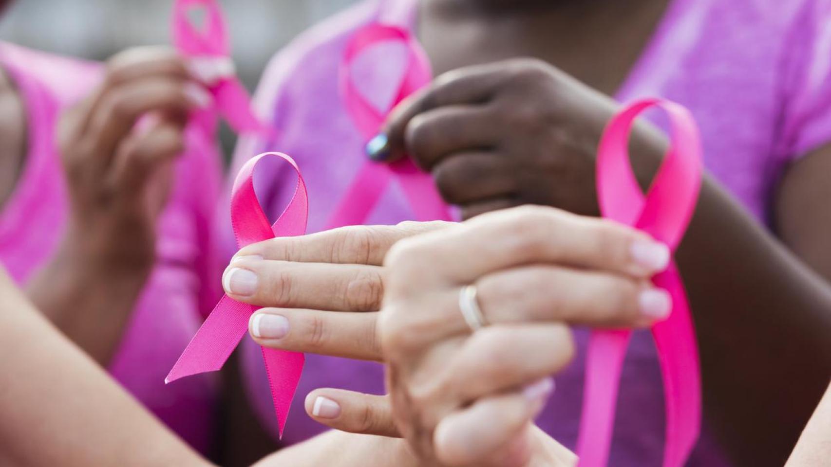 El lazo rosa es el gran icono contra el cáncer de mama.