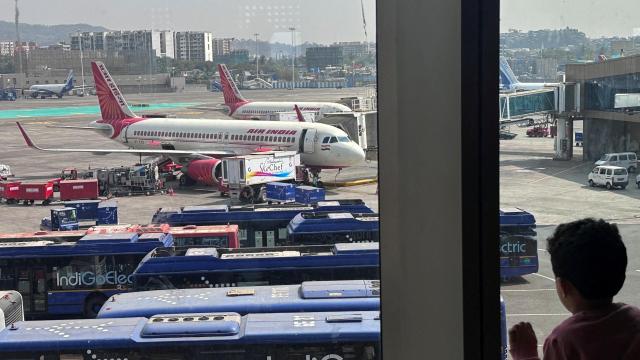 Un niño observa aviones de Air India en el aeropuerto de Mumbai. Imagen de archivo.