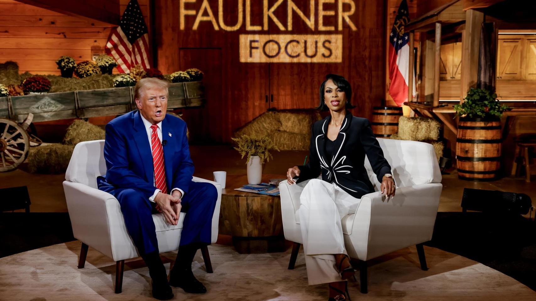 Donald Trump participa en un evento de Fox News con la moderadora Harris Faulkner en Cumming, Georgia.