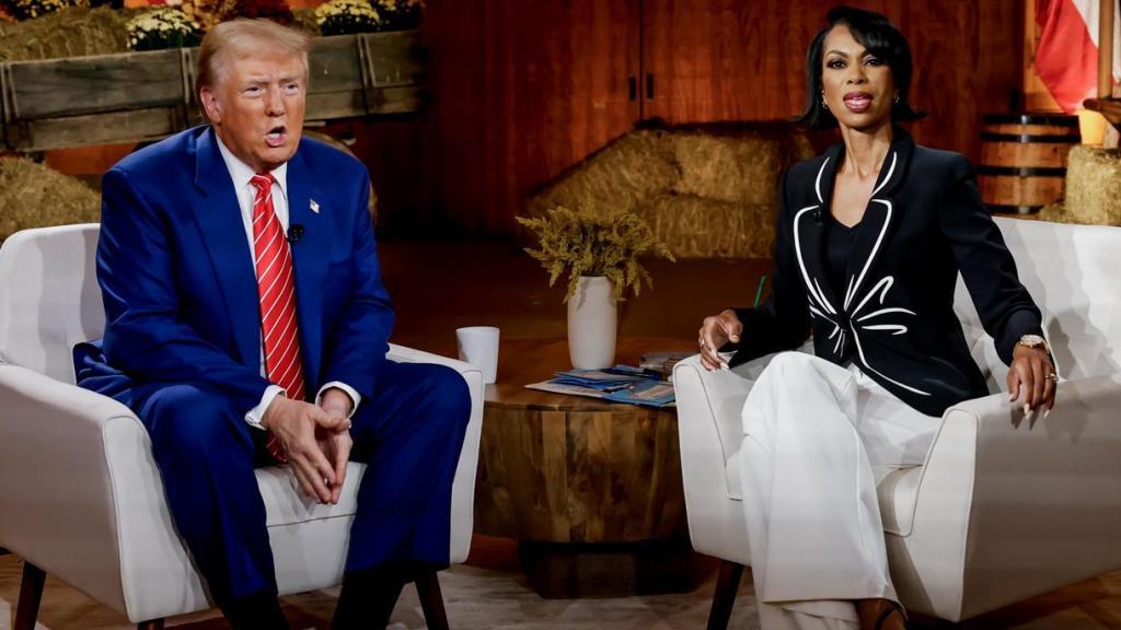 Donald Trump participa en un evento de Fox News con la moderadora Harris Faulkner en Cumming, Georgia.