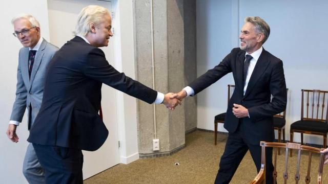 El primer ministro de Países Bajos, Dick Schoof, y el líder de la extrema derecha Geert Wilders.