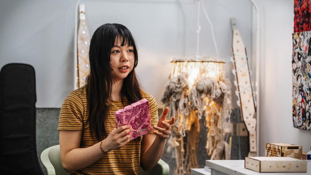 La estudiante Sze Yek con un panel acústico Sorbet.