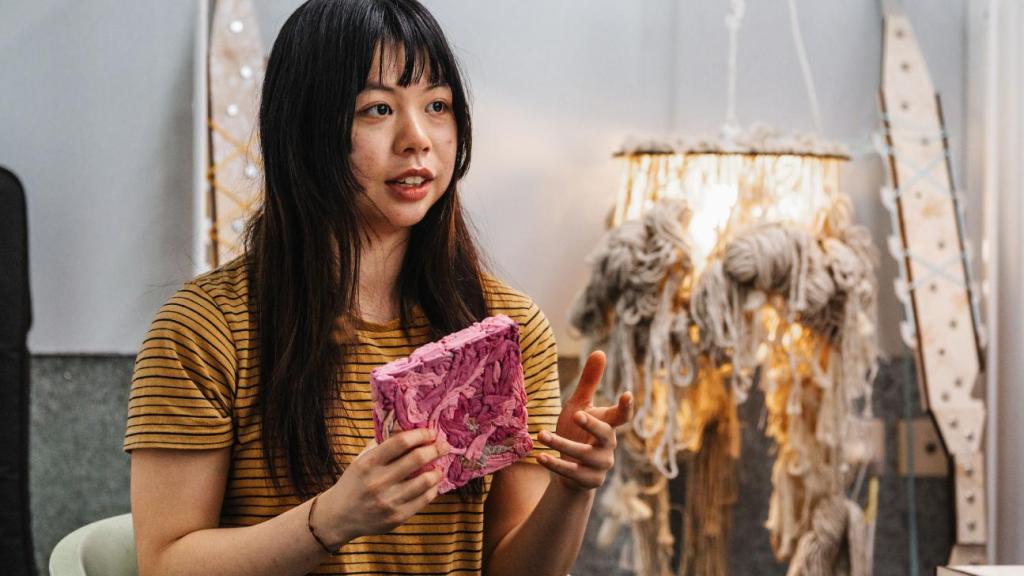 La estudiante Sze Yek con un panel acústico Sorbet.