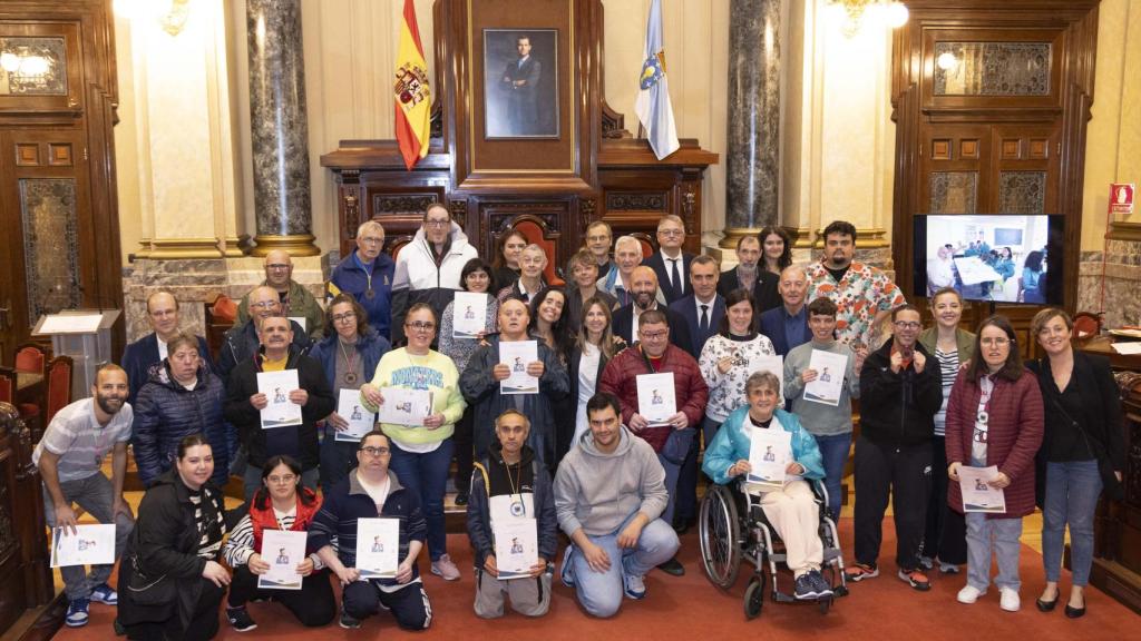 Homenaje municipal a usuarios de Asperga y Aspronaga por su labor filatélica