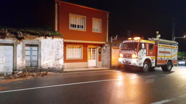 El derrumbe de parte de un tejado sobre una carretera, en A Pobra.