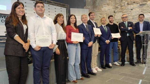 Premiados de la Cátedra Greenalia-UDC, con sus diplomas.