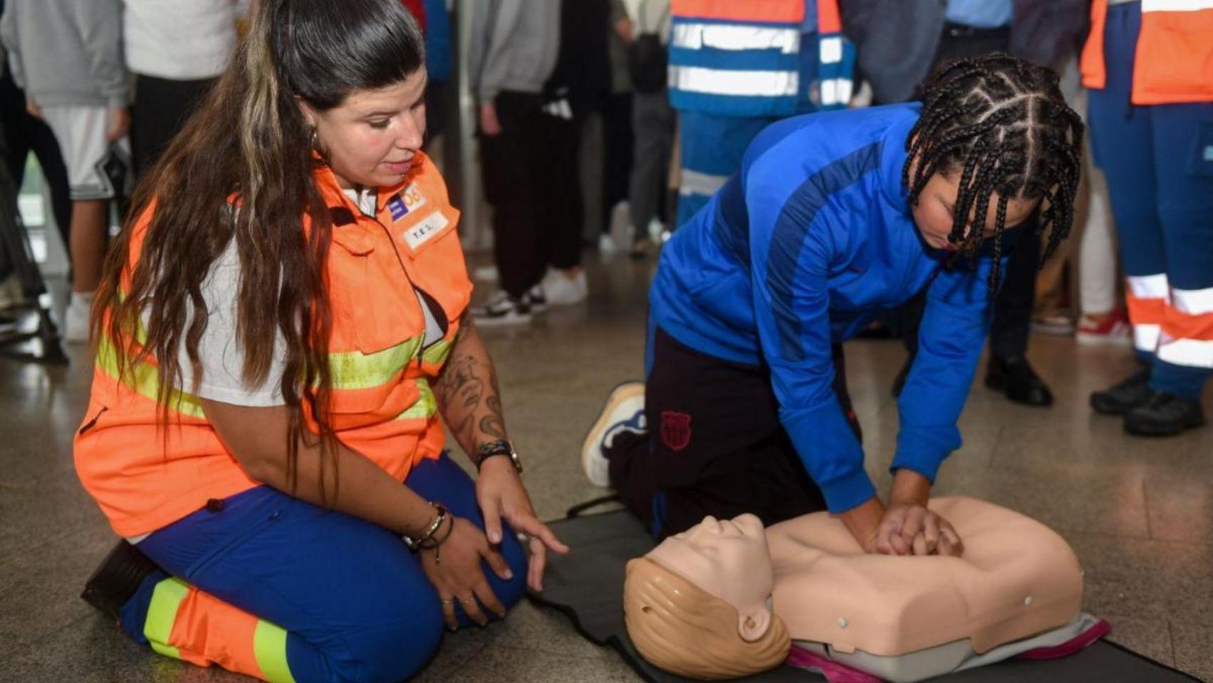 Estudiantes de Santiago y Oroso aprenden técnicas de reanimación cardiopulmonar.