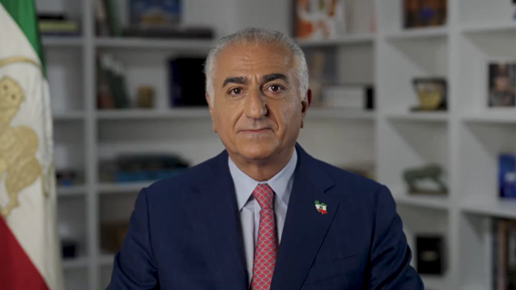 Reza Pahlaví, príncipe heredero de Irán, desde su despacho en Estados Unidos.