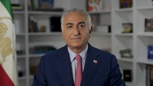 Reza Pahlaví, príncipe heredero de Irán, desde su despacho en Estados Unidos.