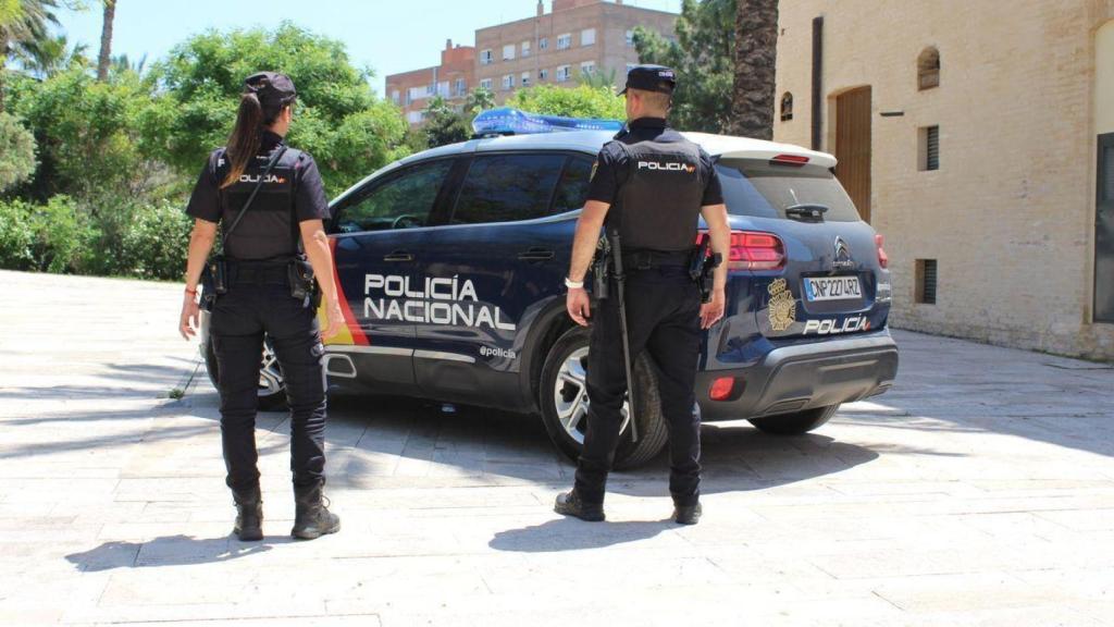 Una pareja de agentes de la Policía Nacional.