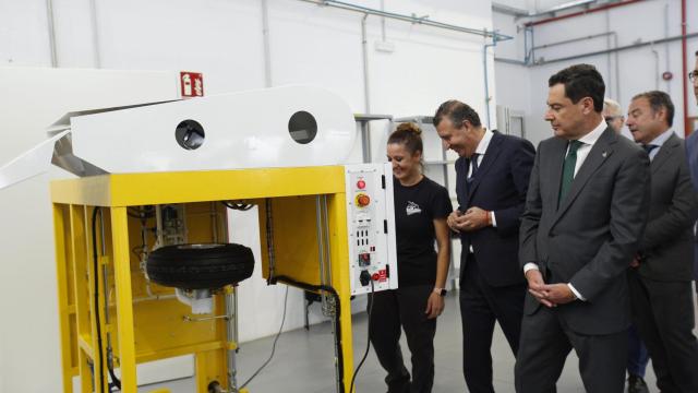 Juanma Moreno y Javier Fernández, en la inauguración del centro integrado de FP Aeroespacial de La Rinconada.