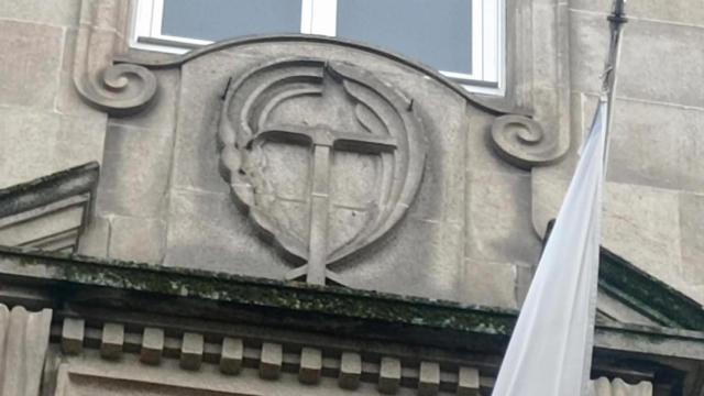 Simbología franquista en un edificio de Ourense.