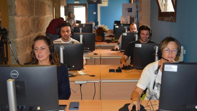 Voluntarios de Tomiño donando sus voces en gallego.