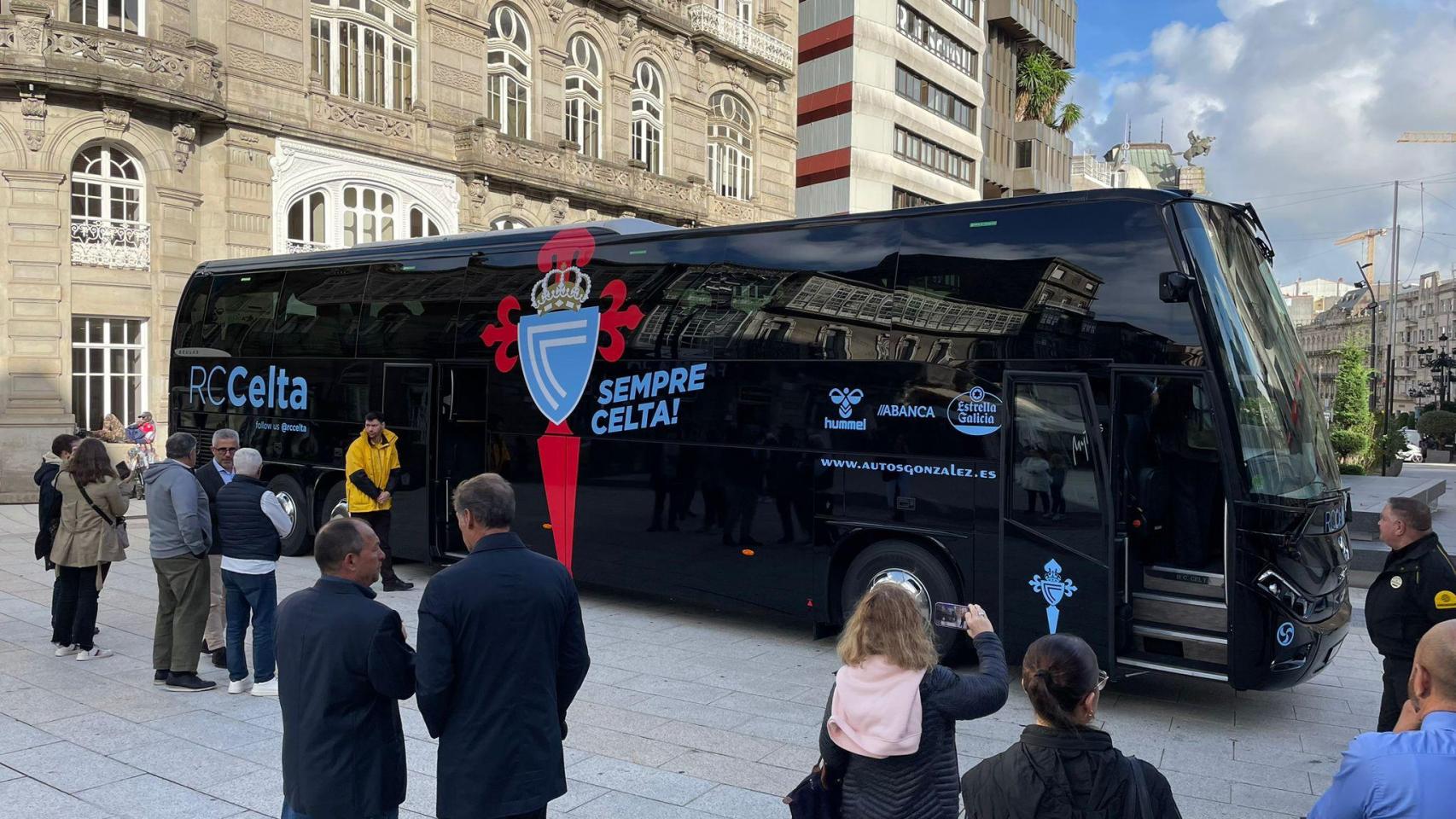 El nuevo autobús del Celta de Vigo junto al sireno.