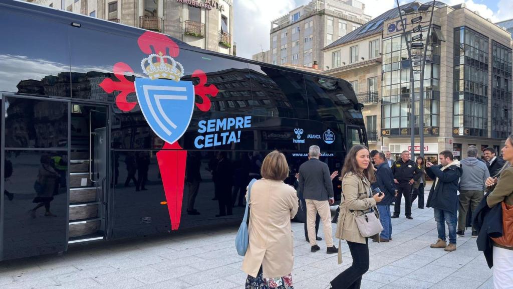 Imagen del autobús del Celta recibiendo a los primeros aficionados.