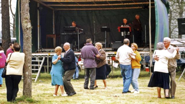 Personas mayores bailando en una fiesta tradicional.