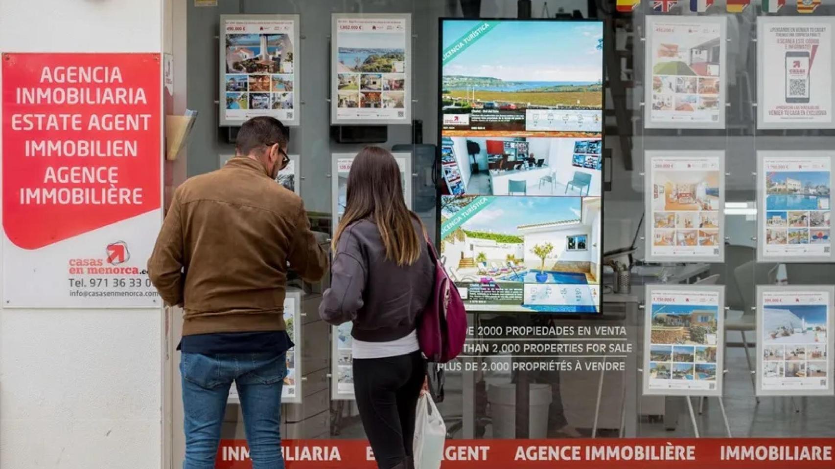 Dos jóvenes buscan piso de alquiler.