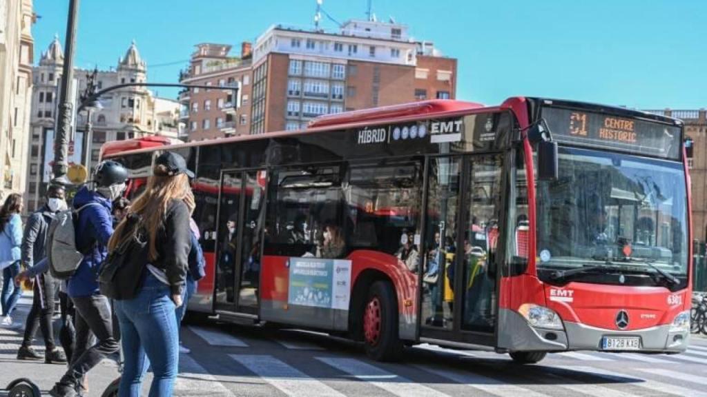 Imagen de un autobús de la EMT en el centro de la ciudad. EMT Valencia