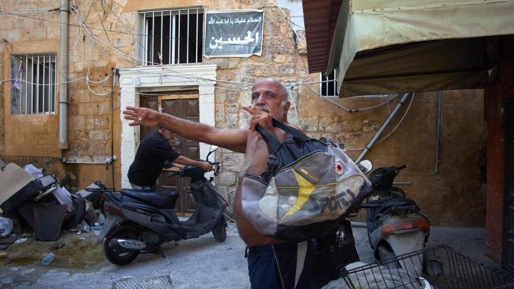 Yaafar al-Samra, pescador de Tiro, regresa a su casa en el barrio antiguo de la ciudad después de la faena.