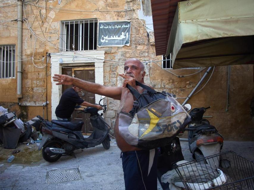 Yaafar al-Samra, pescador de Tiro, regresa a su casa en el barrio antiguo de la ciudad después de la faena.