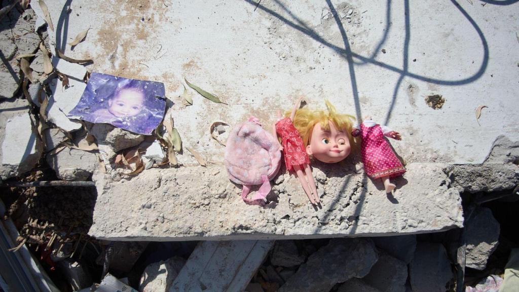 Una foto de un bebé y una muñeca rota sobre los escombros de un edificio bombardeado en Tiro, en el sur del Líbano.