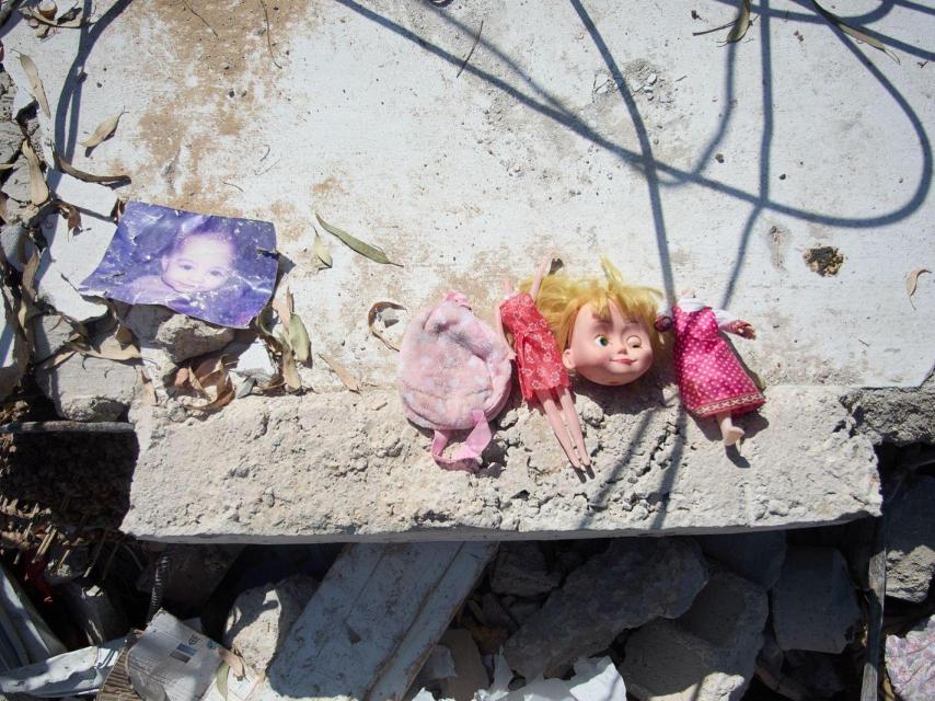 Una foto de un bebé y una muñeca rota sobre los escombros de un edificio bombardeado en Tiro, en el sur del Líbano.