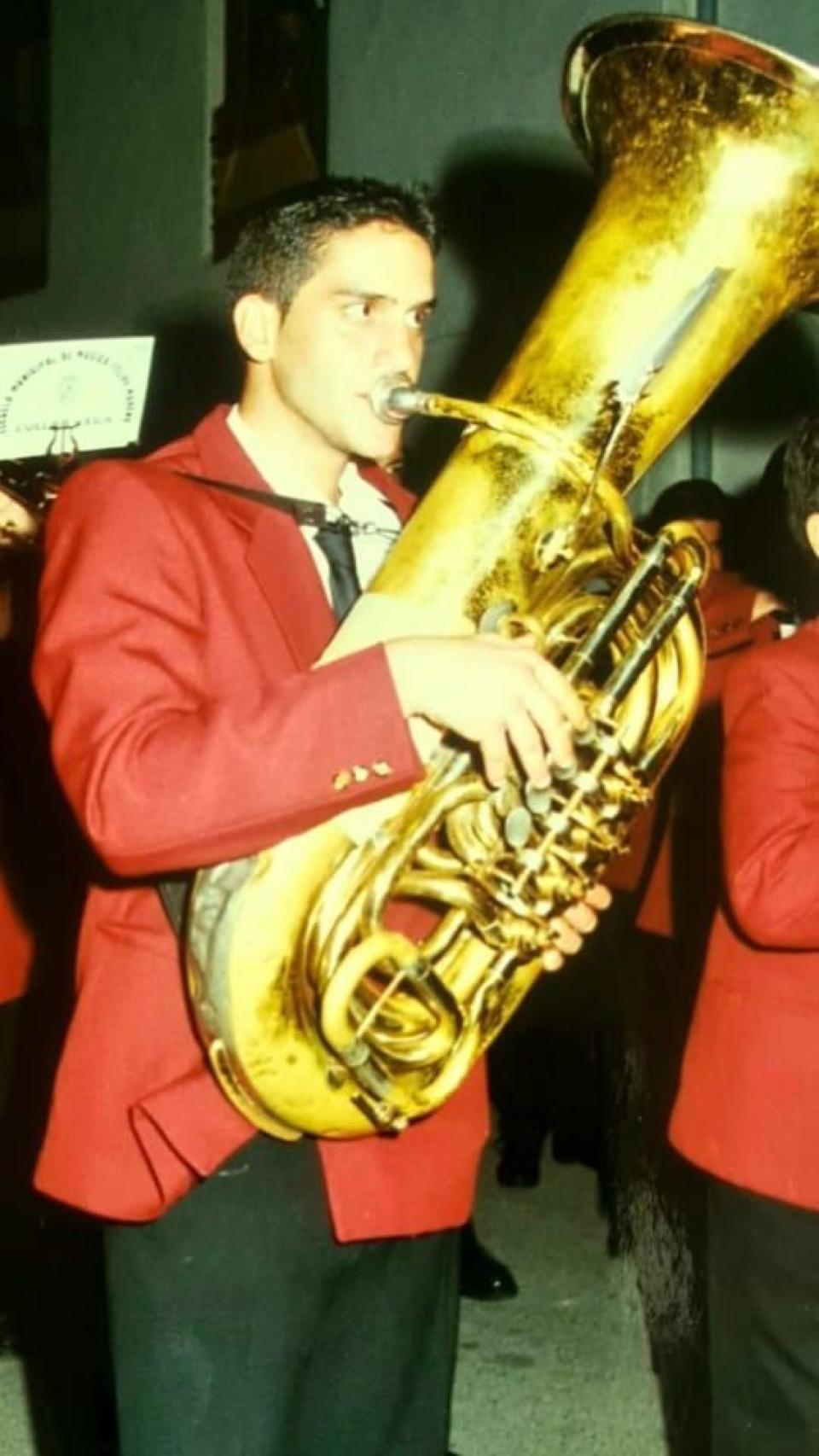 José, tocando la tuba en la Banda Municipal de Música de Cúllar, antes de empezar sus problemas de salud.