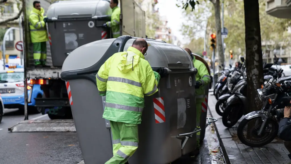 Operarios del servicio municipal de recogida de basuras en Barcelona