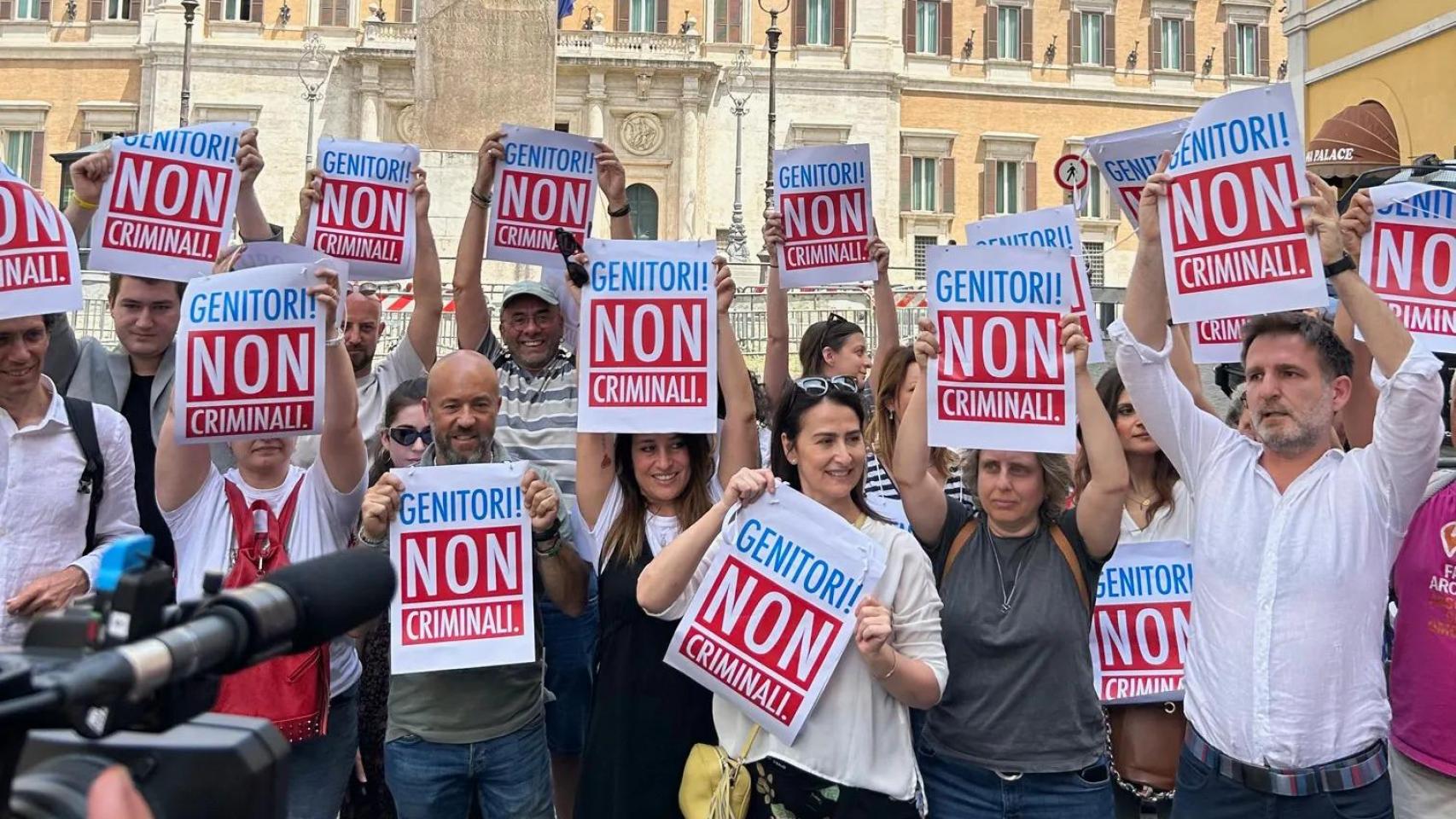 Padre no criminales, dicen las pancartas de decenas de manifestantes.