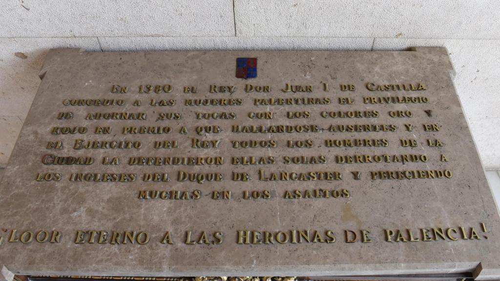 Mesa de piedra en reconocimiento a las mujeres palentinas que combatieron por la defensa de la ciudad.