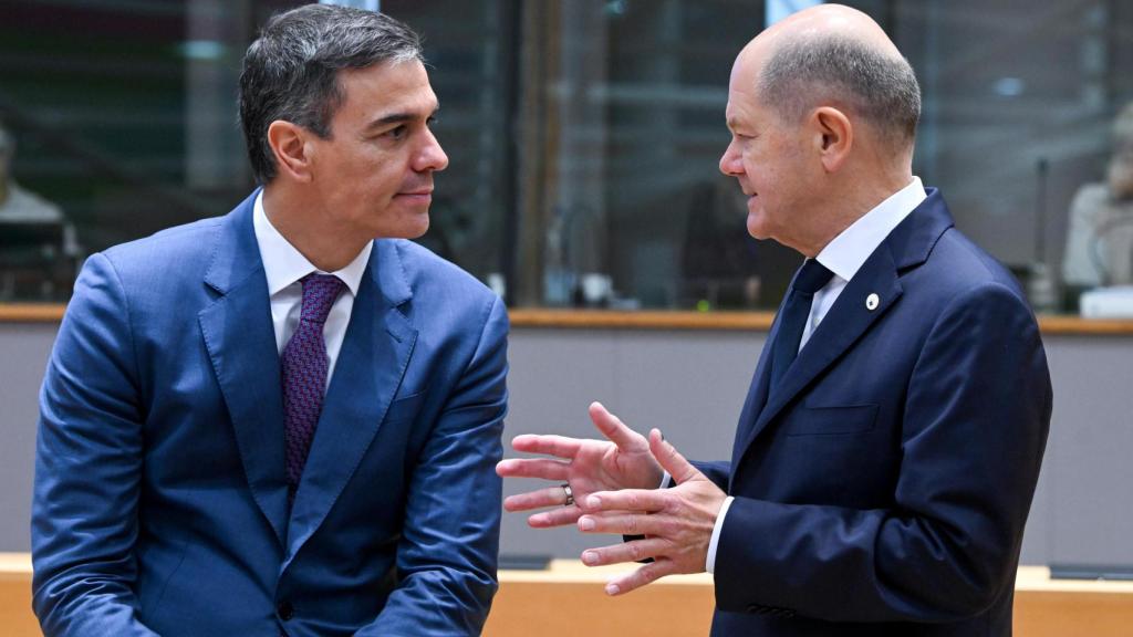 El presidente Pedro Sánchez conversa con el canciller Olaf Scholz durante el Consejo Europeo de este jueves en Bruselas