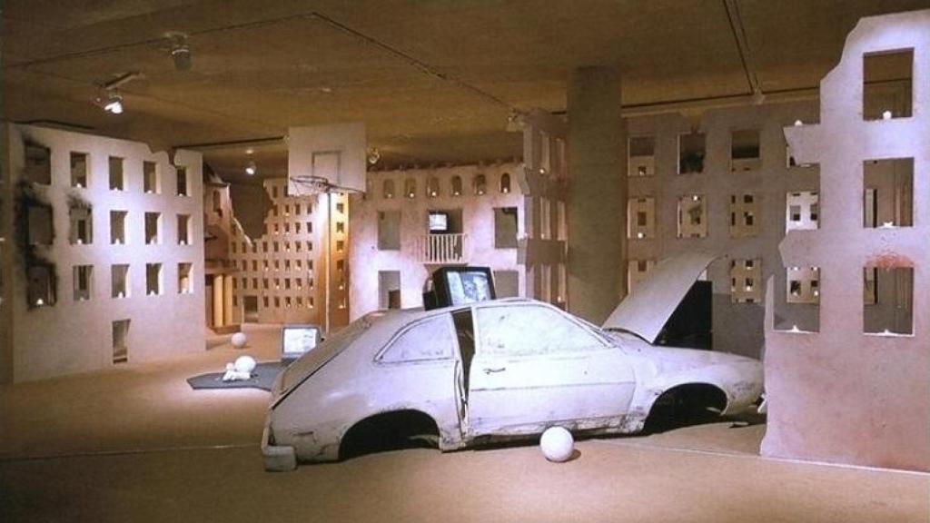 Vista de la exposición 'La cabeza del dragón', de Francesc Torres, en el Museo Reina Sofía, 1991. Foto: MNCARS