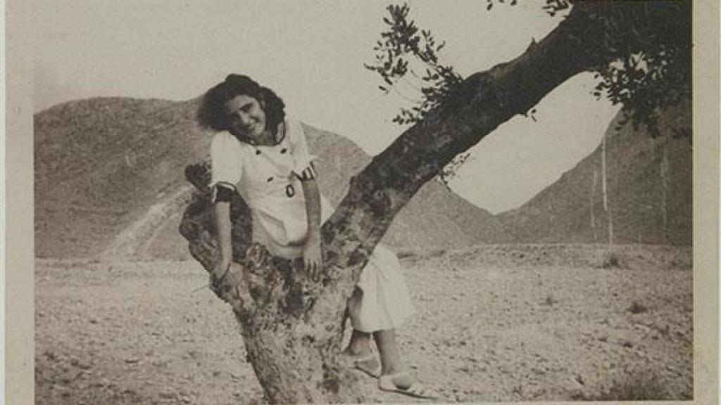 Josefina Manresa sentada en un árbol, agosto de 1936.